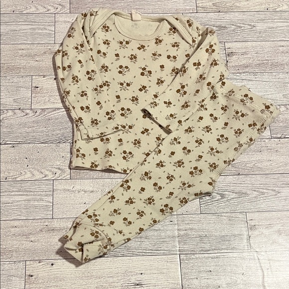Quincy Mae Other - Quincy Mae Cream Ribbed Floral Kids Pajama Set with Brown Flowers
